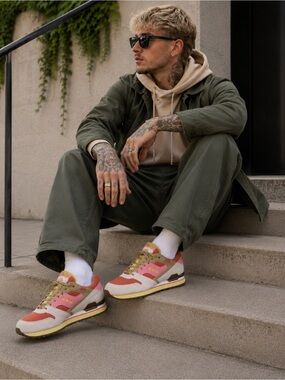 🐷NEW - Saucony Courageous - Feature Bacon and Eggs - Size 7.5